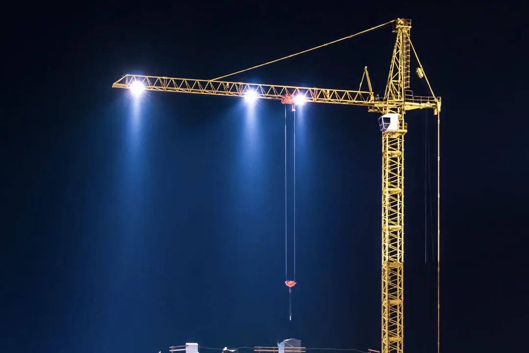 Grúa de obra iluminada de noche