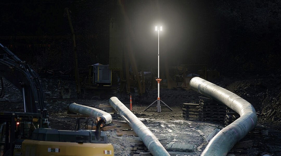 TL-300 iluminando un frente de obra nocturno con tubería