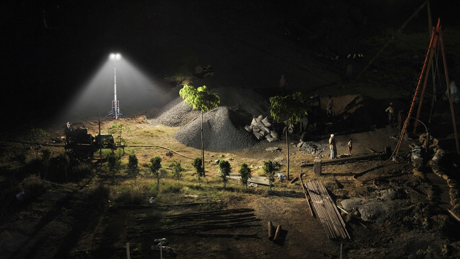 TL-500H iluminando una ladera con trabajos de noche