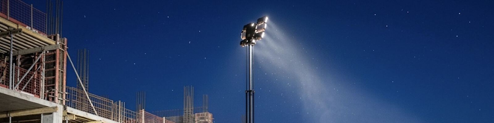 TL-600 iluminando un edificio en construcción contra el cielo nocturno